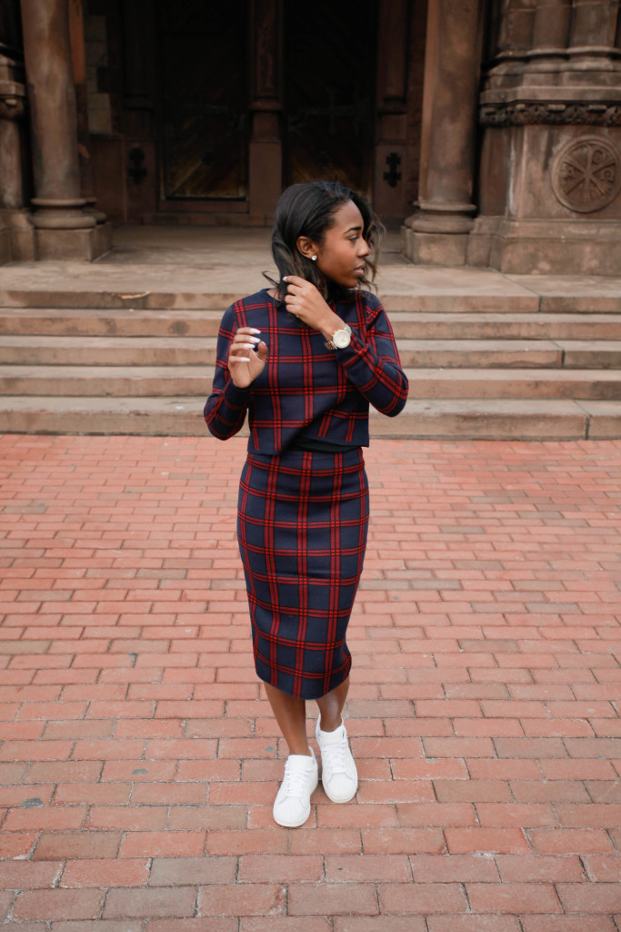 Plaid Out Minimalism | Skirt and Sneakers - Virtuess Blog
